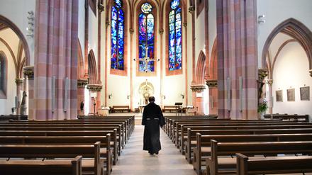 Ein Pater in einer Kirche (Symbolbild).