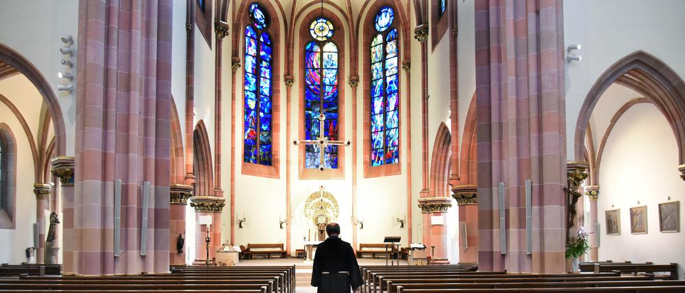 Ein Pater in einer Kirche (Symbolbild).