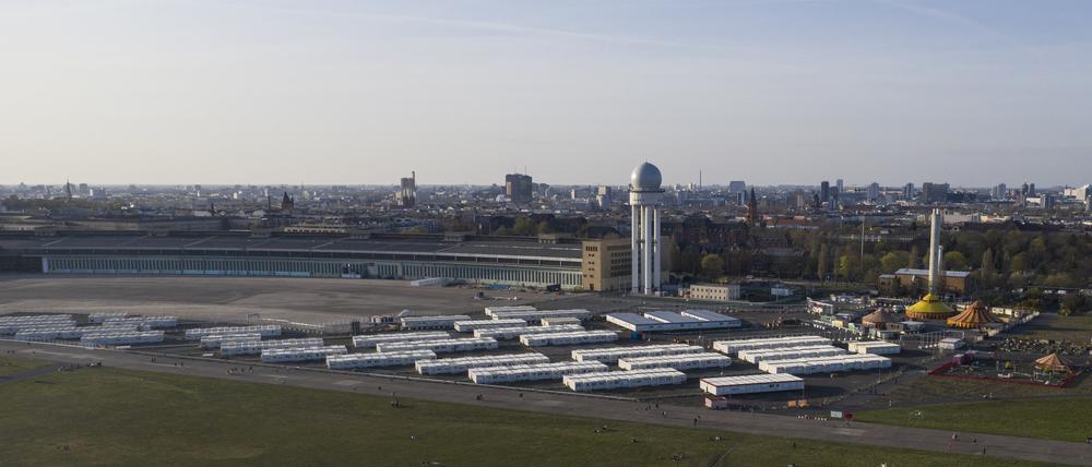 Die Luftaufnahme mit einer Drohne zeigt den Hangar des ehemaligen Flughafen Tempelhof. Davor sind die Container des Flüchtlingsdorfes zu sehen.