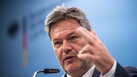 Robert Habeck (Bündnis 90/Die Grünen), Bundesminister für Wirtschaft und Klimaschutz, nimmt an einer Pressekonferenz nach dem Treffen der Landeswirtschaftsminister zu Konsequenzen aus dem Haushaltsurteil des Bundesverfassungsgerichts teil.