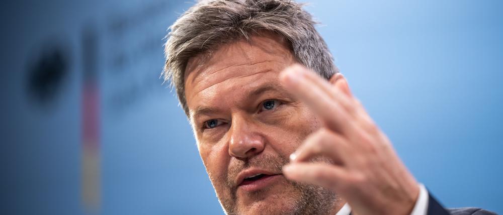 Robert Habeck (Bündnis 90/Die Grünen), Bundesminister für Wirtschaft und Klimaschutz, nimmt an einer Pressekonferenz nach dem Treffen der Landeswirtschaftsminister zu Konsequenzen aus dem Haushaltsurteil des Bundesverfassungsgerichts teil.