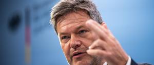 Robert Habeck (Bündnis 90/Die Grünen), Bundesminister für Wirtschaft und Klimaschutz, nimmt an einer Pressekonferenz nach dem Treffen der Landeswirtschaftsminister zu Konsequenzen aus dem Haushaltsurteil des Bundesverfassungsgerichts teil.