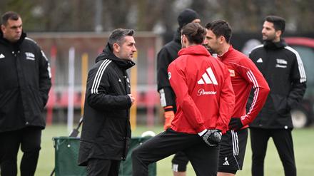 Vorstellung bei den Führungsspielern. Beim ersten Training sprach Nenad Bjelica mit Christopher Trimmel und Rani Khedira.