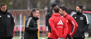 Vorstellung bei den Führungsspielern. Beim ersten Training sprach Nenad Bjelica mit Christopher Trimmel und Rani Khedira.