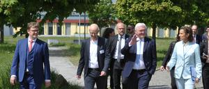 Auch als Frau oft in der Unterzahl: BTU-Präsidentin Gesine Grande (ganz rechts) mit Bundespräsident Steinmeier in Senftenberg. 