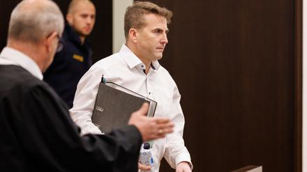 Der Lokalpolitiker Markus Berktold (r) trifft zu Prozessbeginn im Sitzungssaal des Strafjustizzentrums des Landgerichts Nürnberg-Fürth ein. Die Staatsanwaltschaft wirft dem Bürgermeister der Ostallgäuer Gemeinde Seeg vor, zusammen mit dem Leiter des Pflegedienstes zwischen 2020 und 2022 bis zu 2,1 Millionen Euro aus dem sogenannten Pflege-Rettungsschirm unrechtmäßig abgerechnet zu haben.