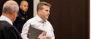 Der Lokalpolitiker Markus Berktold (r) trifft zu Prozessbeginn im Sitzungssaal des Strafjustizzentrums des Landgerichts Nürnberg-Fürth ein. Die Staatsanwaltschaft wirft dem Bürgermeister der Ostallgäuer Gemeinde Seeg vor, zusammen mit dem Leiter des Pflegedienstes zwischen 2020 und 2022 bis zu 2,1 Millionen Euro aus dem sogenannten Pflege-Rettungsschirm unrechtmäßig abgerechnet zu haben. 