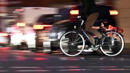 Die richtige Beleuchtung ist in der dunklen Jahreszeit für Radfahrer besonders wichtig.