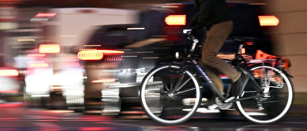 Die richtige Beleuchtung ist in der dunklen Jahreszeit für Radfahrer besonders wichtig.