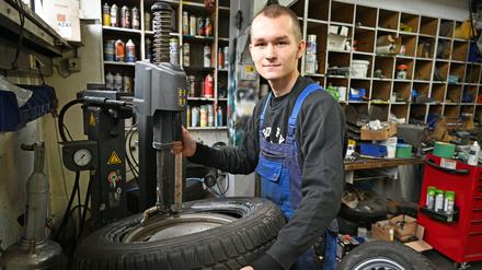 Mika K. ist im ersten Lehrjahr und wird zum Kfz-Mechatroniker ausgebildet.