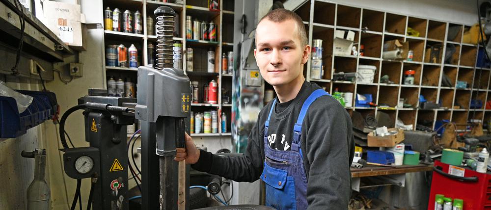 Mika K. ist im ersten Lehrjahr und wird zum Kfz-Mechatroniker ausgebildet.