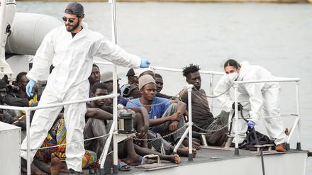 200 Migranten erreichten am 21. September 2023 auf einem Boot der Küstenwache Lampedusa.