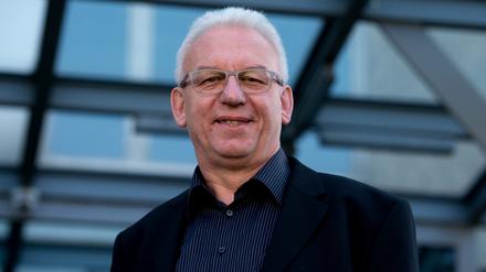 Alfred Hettmer am 18.03.2016 in München vor dem Haupteingang des Bayerischen Landeskriminalamt (LKA).