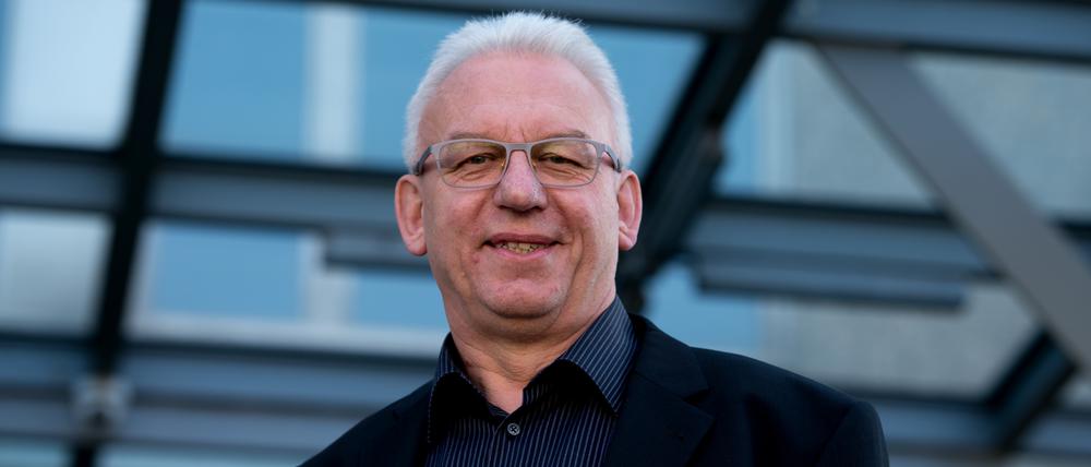 Alfred Hettmer am 18.03.2016 in München vor dem Haupteingang des Bayerischen Landeskriminalamt (LKA).
