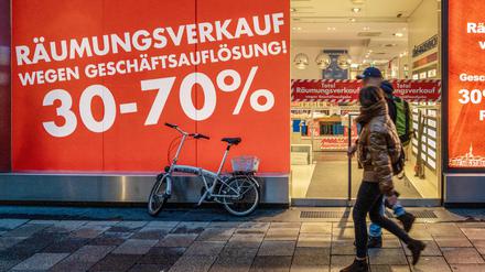 Räumungsverkauf bei Jeans Kaltenbach in München am 24. März 2023 .