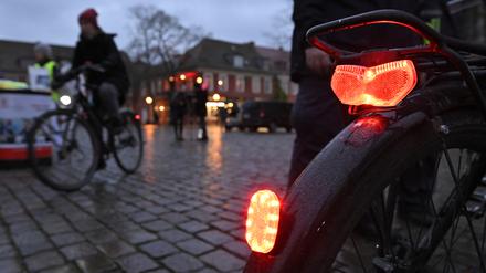 Potsdam, 23.11.2023 / Lokales / Tage der Sichtbarkeit - Aktion „FahrradLicht“, Radfahrer, Fahrradfahrer, Licht am Rad, Verkehrssicherheit, Fahrradsicherheit, Symbolfoto, Genrebild, Foto: Ottmar Winter PNN ACHTUNG: Foto ist ausschließlich für redaktionelle Berichterstattung der PNN und des TGSP! Eine kommerzielle Nutzung, z.B. Werbung, ist ausgeschlossen. Die Weitergabe an nicht autorisierte Dritte, insbesondere eine weitergehende Vermarktung über Bilddatenbanken, ist unzulässig.