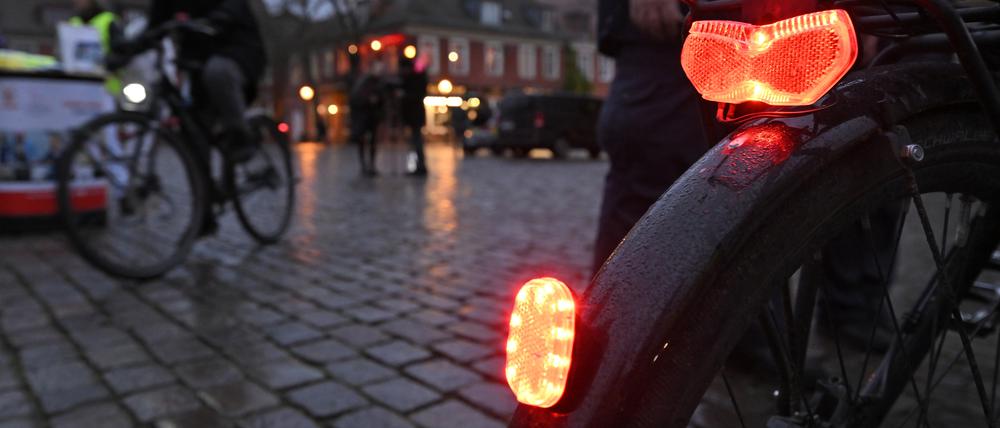 Potsdam, 23.11.2023 / Lokales / Tage der Sichtbarkeit - Aktion „FahrradLicht“, Radfahrer, Fahrradfahrer, Licht am Rad, Verkehrssicherheit, Fahrradsicherheit, Symbolfoto, Genrebild, Foto: Ottmar Winter PNN ACHTUNG: Foto ist ausschließlich für redaktionelle Berichterstattung der PNN und des TGSP! Eine kommerzielle Nutzung, z.B. Werbung, ist ausgeschlossen. Die Weitergabe an nicht autorisierte Dritte, insbesondere eine weitergehende Vermarktung über Bilddatenbanken, ist unzulässig.