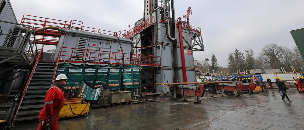 Tag der offenen Baustelle bei der Geothermie-Bohrung am alten Tramdepot Potsdam. Eckard Veil, Geschäftsführer der Energie und Wasser Potsdam (EWP),
informiert geladene Gäste über den aktuellen Stand der Arbeiten