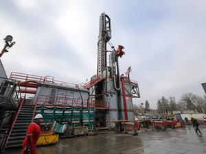 Tag der offenen Baustelle bei der Geothermie-Bohrung am alten Tramdepot Potsdam. Eckard Veil, Geschäftsführer der Energie und Wasser Potsdam (EWP),
informiert geladene Gäste über den aktuellen Stand der Arbeiten.