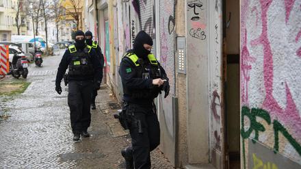 Eine Razzia in Berlin-Friedrichshain zum Eingang eines Gebäudes. Sicherheitskräfte haben im Zusammenhang mit dem Verbot der Terrororganisation Hamas und des internationalen Netzwerks Samidoun in Deutschland mehrere Objekte in Berlin, Niedersachsen, Nordrhein-Westfalen und Schleswig-Holstein durchsucht.