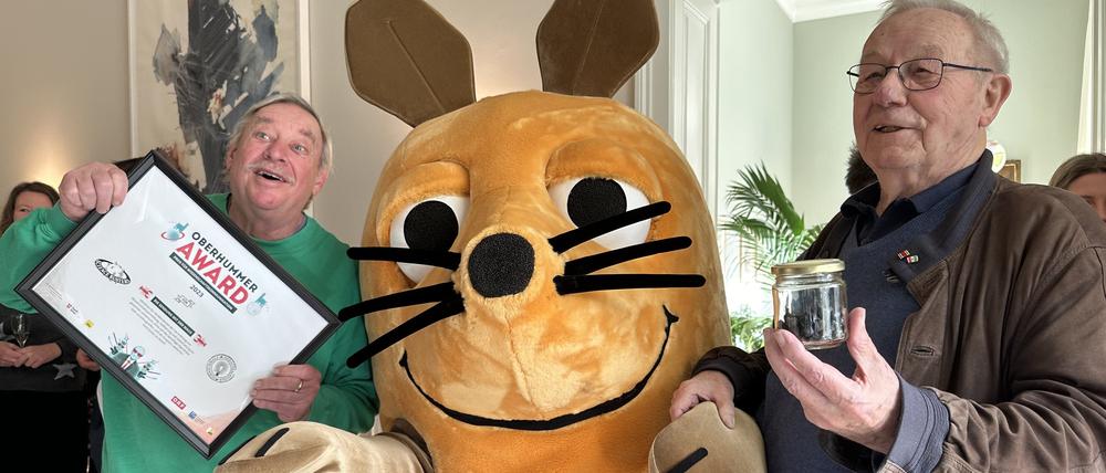 Geld und Alpakakot. Christoph Biemann (links) und Armin Maiwald mit der Maus aus der „Sendung mit der Maus“ bei der Verleihung des Heinz-Oberhummer-Awards. 