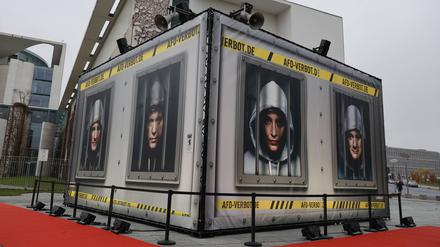 Deutschland, Berlin, Protestaktion vor dem Bundeskanzleramt: Zentrum für Politische Schönheit, Der Kanzler greift durch: Olaf Scholz startet Initiative zu Verbotsantrag gegen die AfD *** Germany, Berlin, Protest action in front of the Federal Chancellery Center for Political Beauty, The Chancellor takes action Olaf Scholz launches initiative to ban the AfD