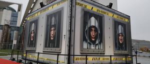 Deutschland, Berlin, Protestaktion vor dem Bundeskanzleramt: Zentrum für Politische Schönheit, Der Kanzler greift durch: Olaf Scholz startet Initiative zu Verbotsantrag gegen die AfD *** Germany, Berlin, Protest action in front of the Federal Chancellery Center for Political Beauty, The Chancellor takes action Olaf Scholz launches initiative to ban the AfD