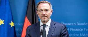 Christian Lindner gibt ein Pressestatement zu den Auswirkungen des Urteils des Bundesverfassungsgerichts zur Verwendung von Haushaltsmitteln. 