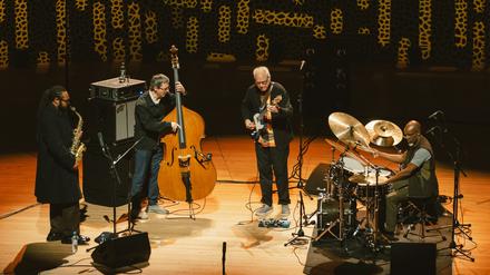 Trio plus Gast. Bill Frisell (mit Gitarre) mit Rudy Royton, Thomas Morgan und Immanuel Wilkins.