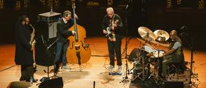 Trio plus Gast. Bill Frisell (mit Gitarre) mit Rudy Royton, Thomas Morgan und Immanuel Wilkins.