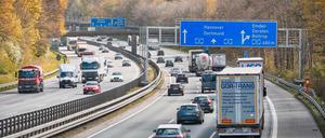 Auf deutschen Straßen sollen nach dem Willen der Bundesregierung künftig mehr E-Autos fahren. Doch das gesetzte Ziel ist derzeit außer Reichweite.