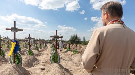 Ein Priester betet im ukrainischen Butscha.