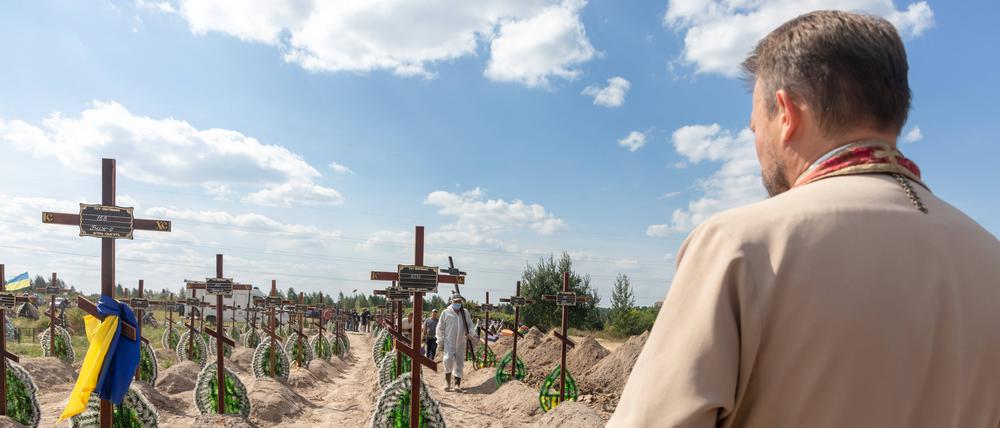 Ein Priester betet im ukrainischen Butscha.