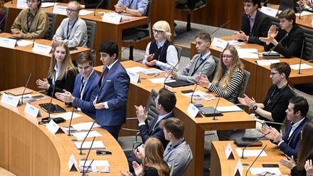 18.11.2023, Nordrhein-Westfalen, Düsseldorf: Jugendliche sitzen während der Plenarsitzung des nordrhein-westfälischen Jugendlandtags im Plenum. Drei Tage ist der nordrhein-westfälische Landtag in der Hand der Jugend gewesen. Foto: Roberto Pfeil/dpa +++ dpa-Bildfunk +++
