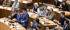 18.11.2023, Nordrhein-Westfalen, Düsseldorf: Jugendliche sitzen während der Plenarsitzung des nordrhein-westfälischen Jugendlandtags im Plenum. Drei Tage ist der nordrhein-westfälische Landtag in der Hand der Jugend gewesen. Foto: Roberto Pfeil/dpa +++ dpa-Bildfunk +++