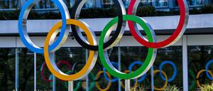 ARCHIV - 24.03.2020, Schweiz, Lausanne: Die Olympischen Ringe werden am Eingang des IOC, dem Sitz des Internationalen Olympischen Komitees, in Lausanne ausgestellt. Das Schweizer Sportparlament hat sich einstimmig für eine Bewerbung um Olympische Winterspiele 2030 oder 2034 entschieden. (zu dpa: «Sportparlament einstimmig für Schweizer Olympia-Kandidatur») Foto: Jean-Christophe Bott/Keystone/dpa +++ dpa-Bildfunk +++