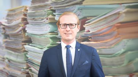 Kevin Hönicke und die Akten.