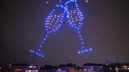 Die Drohnenshow der DUH soll zeigen, welche Alternativen zu Feuerwerk es am Silvester gibt.