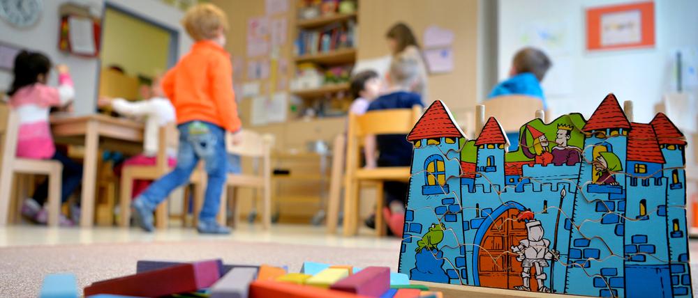 Spielzeug liegt in einer Kindertagesstätte auf dem Boden. 