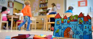 Spielzeug liegt in einer Kindertagesstätte auf dem Boden. 