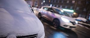 Schnee liegt auf einem parkenden Auto am Straßenrand. Am Dienstag müssen sich die Menschen in Berlin und Brandenburg auf Dauerfrost und Glättegefahr einstellen. Laut Meteorologen kann eine Schneedecke von bis zu fünf Zentimetern liegen bleiben. Foto: Sebastian Gollnow/dpa +++ dpa-Bildfunk +++