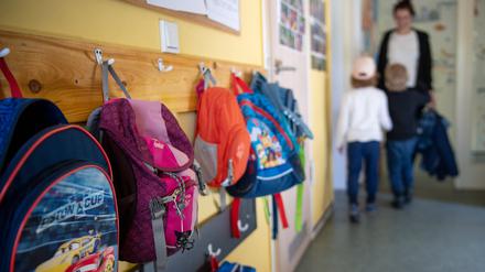 ARCHIV - 24.04.2019, Brandenburg, Wandlitz: Kinderrucksäcke hängen im Eingangsbereich eines Kindergartens. (Zu «Kitas in Brandenburg sollen wieder für alle Kinder öffnen») Foto: Monika Skolimowska/dpa-Zentralbild/dpa +++ dpa-Bildfunk +++