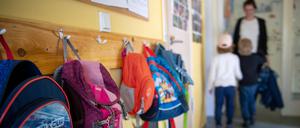ARCHIV - 24.04.2019, Brandenburg, Wandlitz: Kinderrucksäcke hängen im Eingangsbereich eines Kindergartens. (Zu «Kitas in Brandenburg sollen wieder für alle Kinder öffnen») Foto: Monika Skolimowska/dpa-Zentralbild/dpa +++ dpa-Bildfunk +++