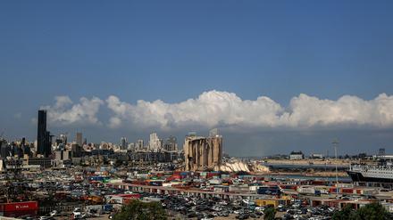 Mahnmal der Verantwortungslosigkeit - und der Hoffnung. Die Getreidesilos im Hafen von Beirut fingen bei der verheerenden Explosion 2020 einen Teil der Wucht ab. 