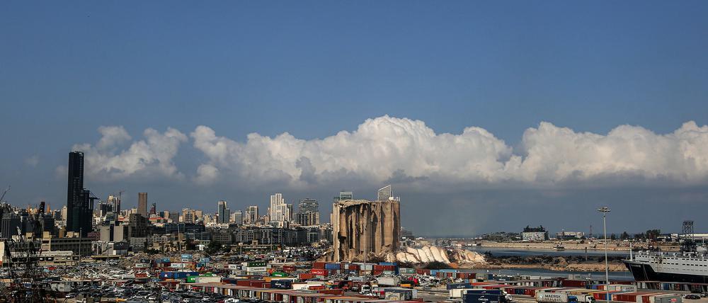 Mahnmal der Verantwortungslosigkeit - und der Hoffnung. Die Getreidesilos im Hafen von Beirut fingen bei der verheerenden Explosion 2020 einen Teil der Wucht ab.
