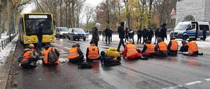 Mitglieder der „Letzten Generation“ protestierten am Dienstagmorgen und blockierten eine Straße.