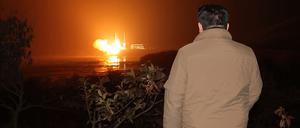 Diese am 22.11.2023 von der zentralen nordkoreanischen Nachrichtenagentur KCNA zur Verfügung gestellte Aufnahme zeigt Macthaber Kim Jong Un beim Raketenstart von Chollima-1, die den Aufklärungssatelliten„Malligyong-1“ ins All bringt.