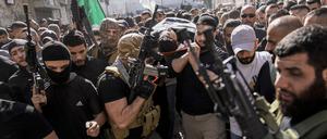 10.11.2023, Palästinensische Gebiete, Dschenin: Palästinenser tragen die Leiche eines Kämpfers, der bei Zusammenstößen während einer israelischen Militäraktion getötet wurde. Bei einem israelischen Militäreinsatz in Dschenin im Westjordanland sind nach palästinensischen Angaben mehrere Menschen getötet worden.