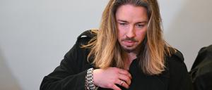 Der deutsche Rockmusiker Gil Ofarim steht im Saal des Landgerichts in Leipzig. 