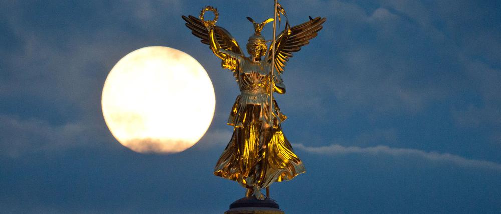Der Mond neben der „Goldelse“.